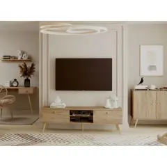 Nowoczesny salon z drewnianymi meblami. W centrum stoi szafka RTV, obok niej komoda. Wygodne skręcanie szafek ze sobą zapewnia spójność aranżacji.