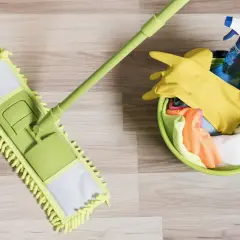 Zestaw do czyszczenia paneli: mop, rękawice, ścierki i płyn. Idealne do utrzymania czystości w domu.