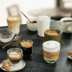 Kolor cappuccino z czym łączyć? Różne rodzaje kawy i mleka, ciasteczka i woda.