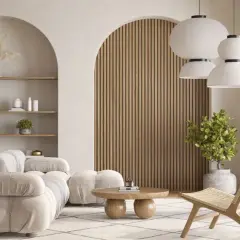 Salon w stylu japandi: miękka sofa, drewniane panele, pleciony fotel i rośliny tworzą przytulną, minimalistyczną przestrzeń.
