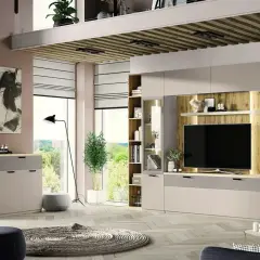 Nowoczesna zabudowa całej ściany w salonie z miejscem na TV, półkami i szafkami.
