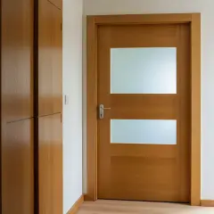 Nowe drzwi z szybą, idealny pomysł na odświeżenie wnętrza. Drewniana okładzina i nowoczesny design.