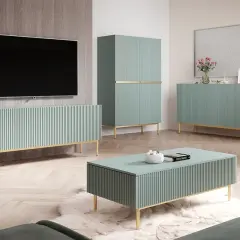 Nowoczesny salon z meblami w kolorze szałwiowym: szafka RTV, wysoka szafa, komoda i stolik kawowy. Złote nóżki dodają elegancji.