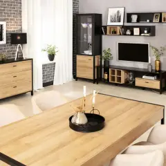 Nowoczesny salon z meblami w kolorach drewna. Komody, witryna i szafki RTV tworzą spójną całość.