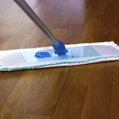 Mop na drewnianym parkiecie. Dowiedz się, czym myć parkiet, by był lśniący i zadbany.