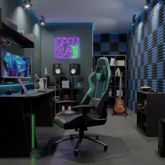 Nowe pokój gamingowy inspiracje: nowoczesne biurko, wygodny fotel, neon "OPEN 24h", gitara i akustyczna ściana.