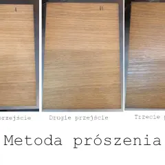Trzy próbki drewna pokazujące efekt bielenia po kolejnych przejściach metodą prószenia.
