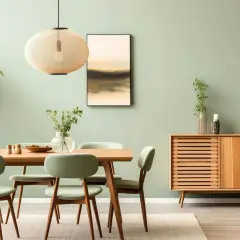 Jasna, zielona ściana w salonie, z drewnianym stołem i krzesłami, komodą i obrazem. Inspiracja, jak pomalować salon.