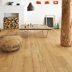 Salon w stylu francuskim inspiracje: drewniane pnie, kominek z polanami, stolik kawowy i fotel z worka.