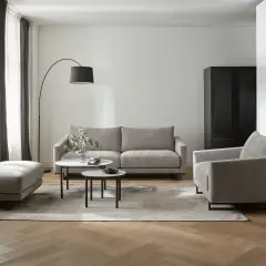 Dwie sofy i fotel tworzą przytulną aranżację w małym salonie. Inspiracje dla Twojego wnętrza.