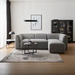 Nowoczesny salon z szarą kanapą modułową. Inspiracje dla miłośników minimalizmu i komfortu.