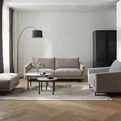 Nowoczesny salon z szarymi meblami i beżowym dywanem. Czy szary z beżem pasuje? Zdecydowanie tak, tworzy przytulną atmosferę.