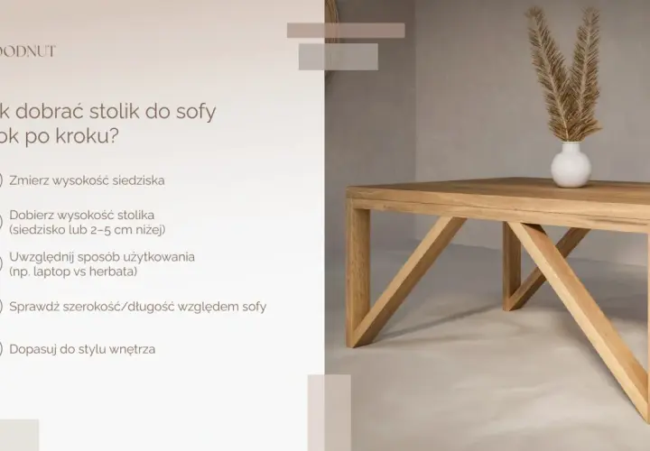 Drewniany stolik kawowy, idealna wysokość to 2-5 cm poniżej siedziska sofy. Wazon z trawą pampasową na blacie.