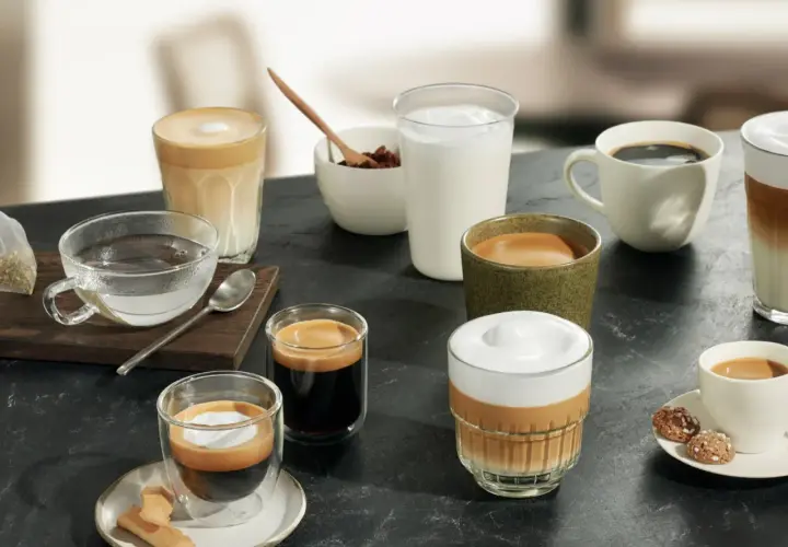 Kolor cappuccino z czym łączyć? Różne rodzaje kawy i mleka, ciasteczka i woda.