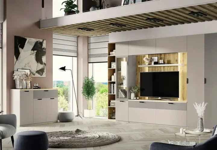 Nowoczesna zabudowa całej ściany w salonie z miejscem na TV, półkami i szafkami.