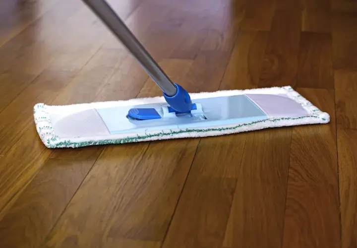 Mop na drewnianym parkiecie. Dowiedz się, czym myć parkiet, by był lśniący i zadbany.