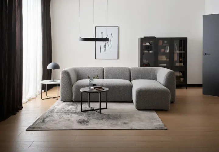 Nowoczesny salon z szarą kanapą modułową. Inspiracje dla miłośników minimalizmu i komfortu.