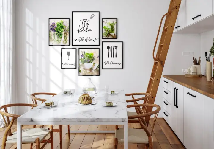 Pusta ściana w kuchni ozdobiona ramkami z motywami roślinnymi i kuchennymi. "This kitchen full of love" - napis na jednej z nich.