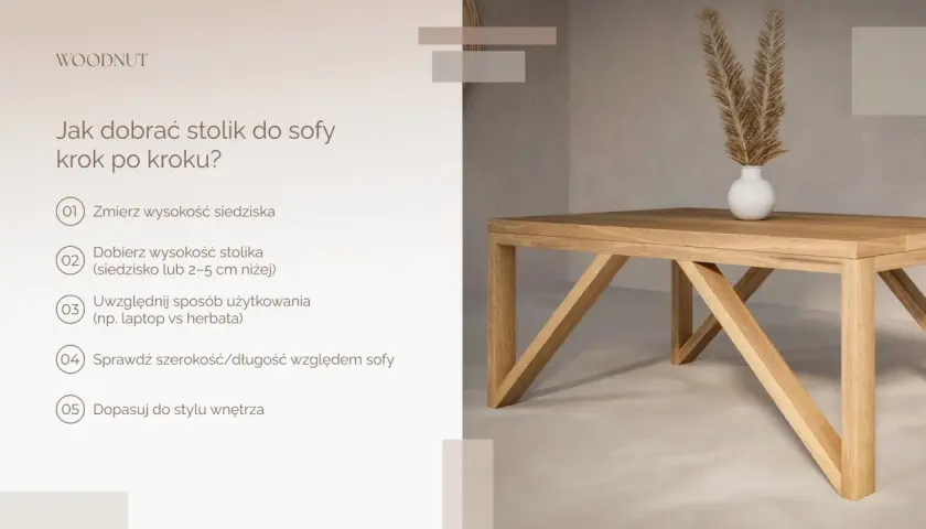 Drewniany stolik kawowy, idealna wysokość to 2-5 cm poniżej siedziska sofy. Wazon z trawą pampasową na blacie.