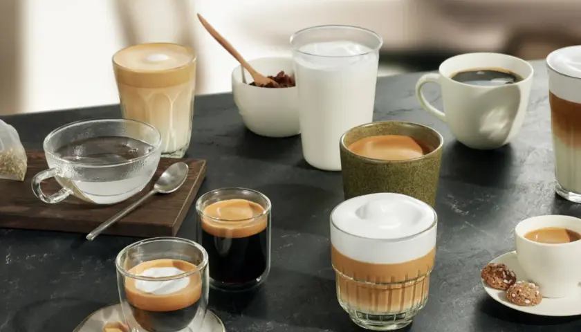 Kolor cappuccino z czym łączyć? Różne rodzaje kawy i mleka, ciasteczka i woda.