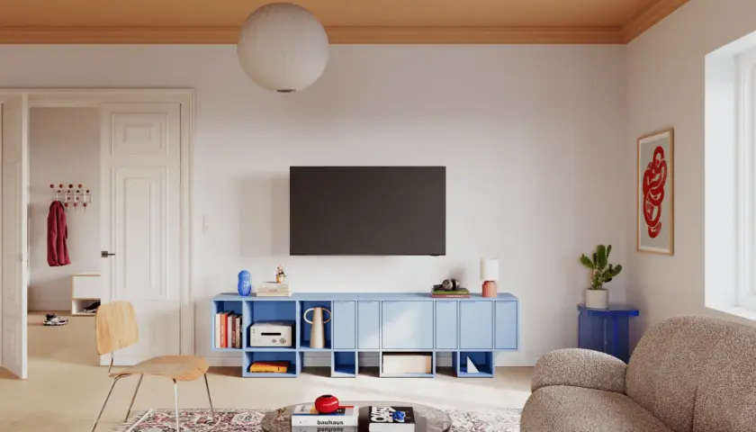Eklektyzm wnętrza: przytulny salon z niebieską komodą, drewnianym krzesłem i puszystą sofą.