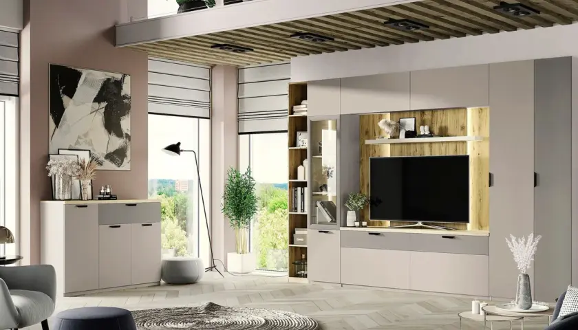 Nowoczesna zabudowa całej ściany w salonie z miejscem na TV, półkami i szafkami.
