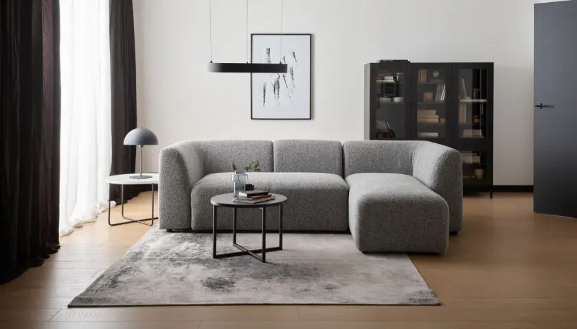 Nowoczesny salon z szarą kanapą modułową. Inspiracje dla miłośników minimalizmu i komfortu.