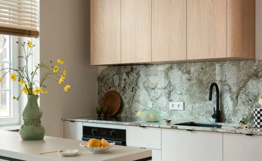 Backsplash w kuchni - jaki materiał wybrać na ścianę?