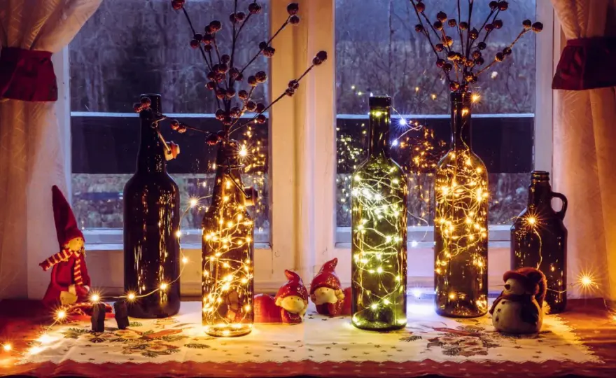 Świąteczne dekoracje z butelek - 4 pomysły z lampkami LED