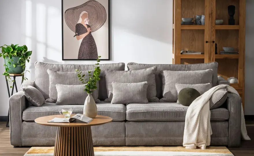 Kanapa czy sofa do salonu? Sprawdź, co wybrać