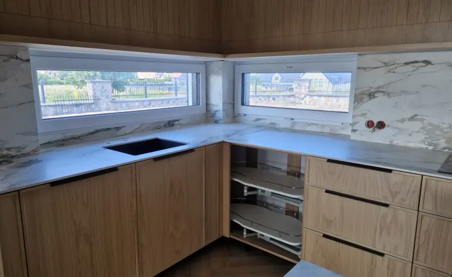 Parapet w kuchni nad blatem - jak zaplanować dobre połączenie?