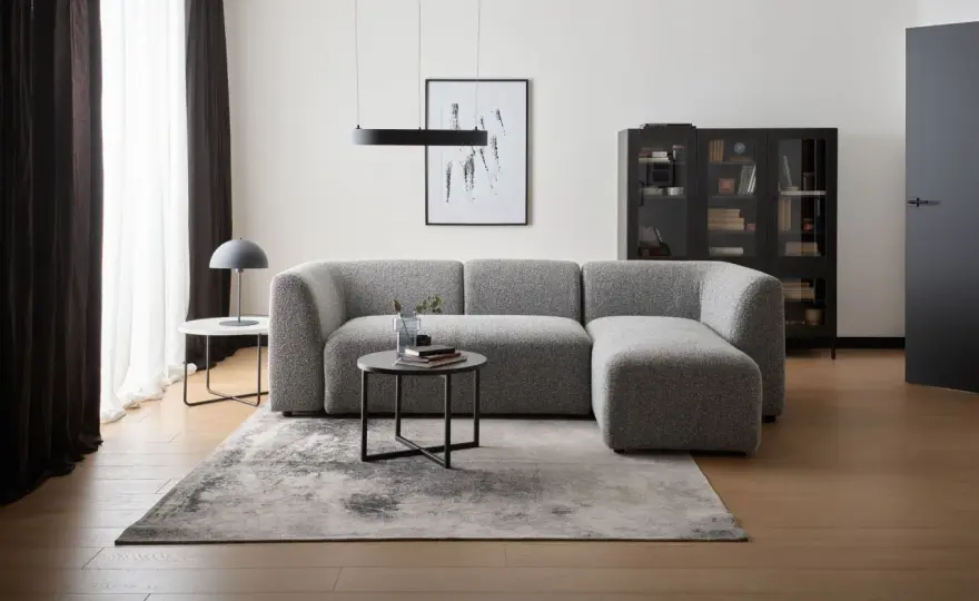 Szara kanapa w salonie - 5 pomysłów na przytulną aranżację