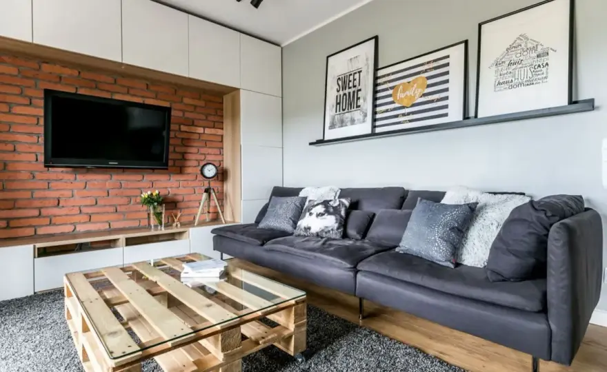 Salon z cegłą i drewnem - pomysły na stylową ścianę TV