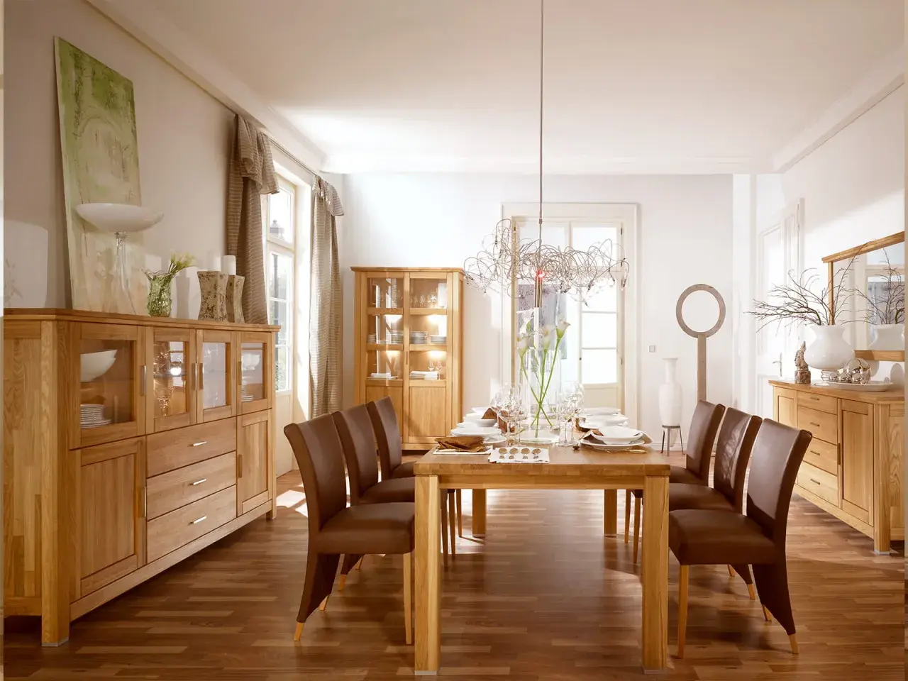 Nowoczesny salon ze starymi meblami z litego drewna. Dębowe komody i witryny tworzą ciepłą atmosferę, a skórzane krzesła dodają elegancji.