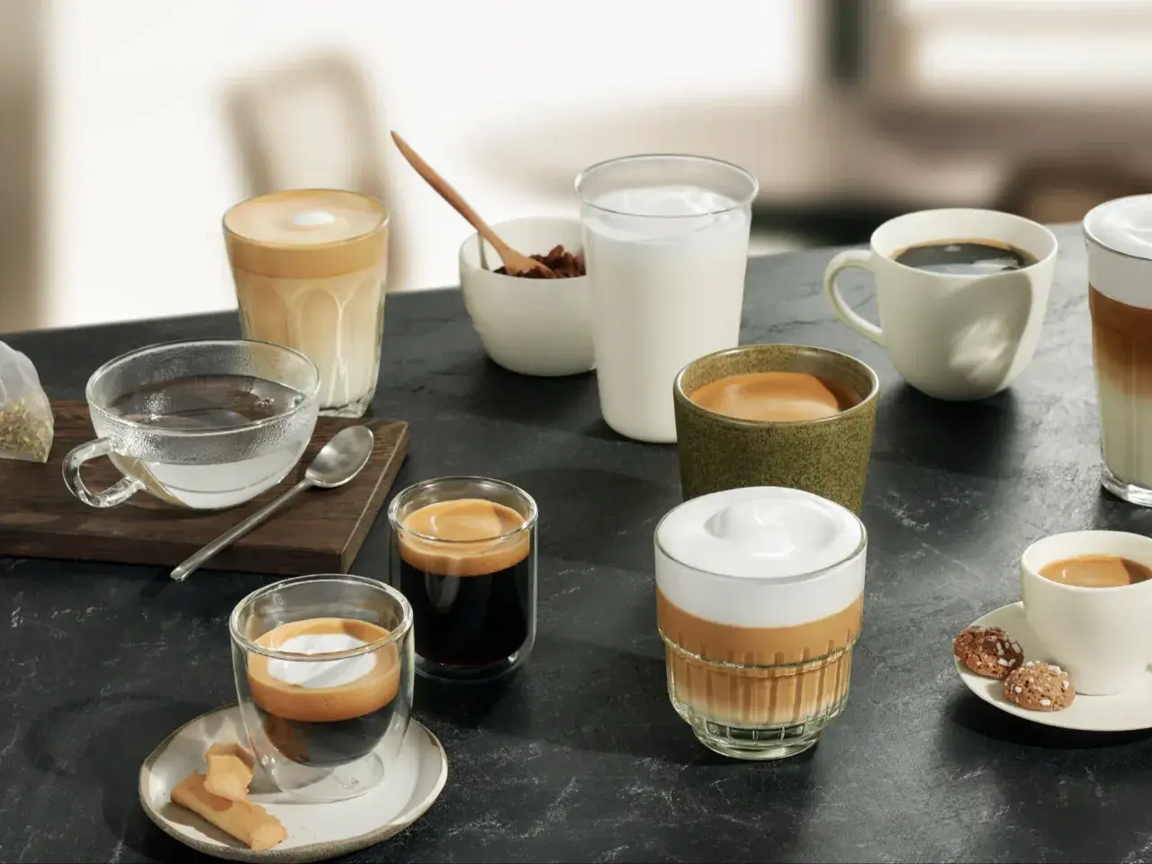 Kolor cappuccino z czym łączyć? Różne rodzaje kawy i mleka, ciasteczka i woda.