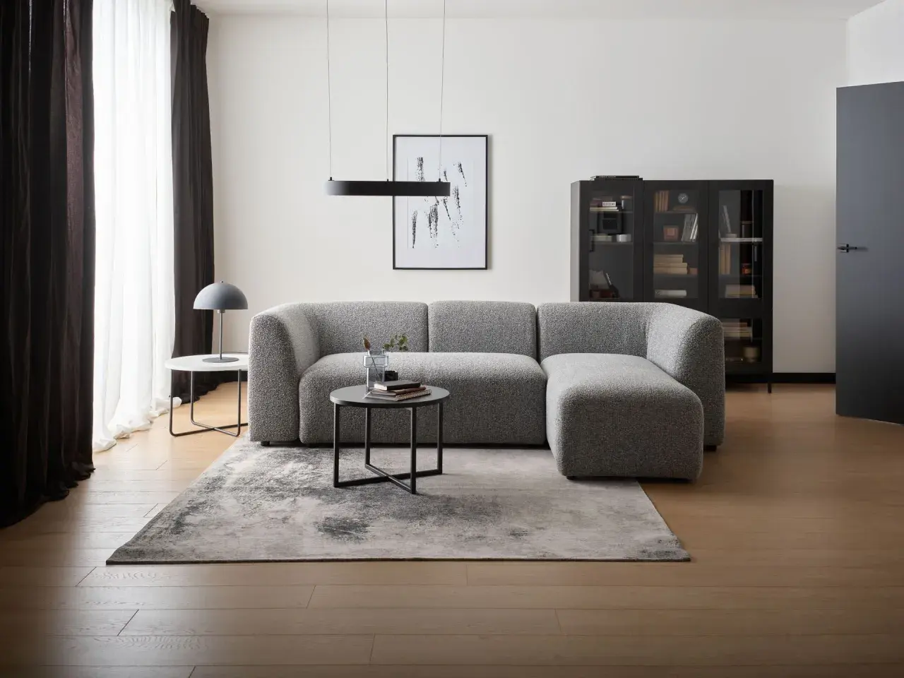 Nowoczesny salon z szarą kanapą modułową. Inspiracje dla miłośników minimalizmu i komfortu.