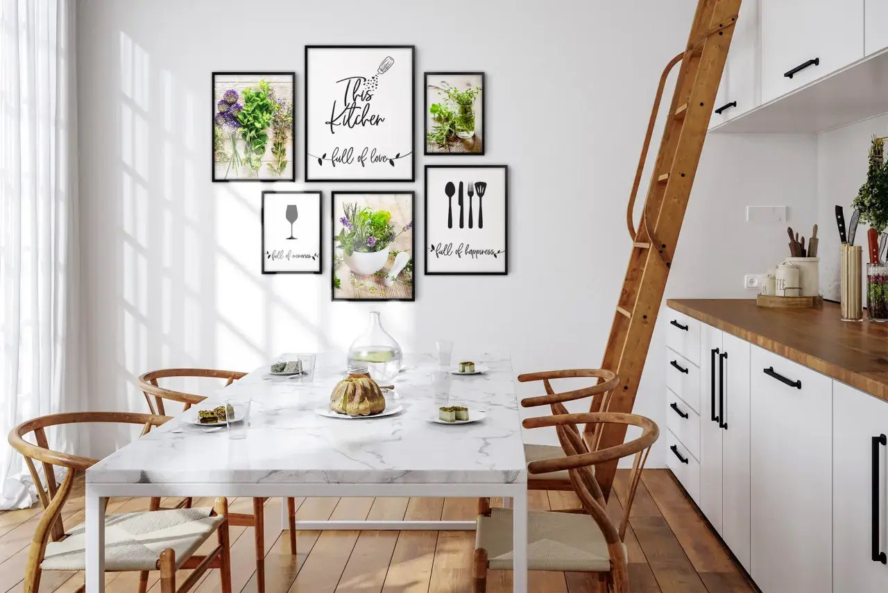 Pusta ściana w kuchni ozdobiona ramkami z motywami roślinnymi i kuchennymi. "This kitchen full of love" - napis na jednej z nich.