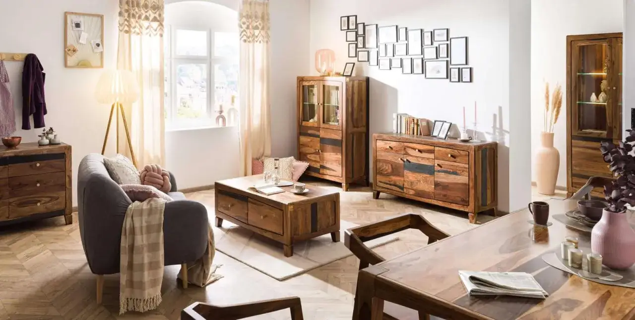 Salon w stylu retro inspiracje: drewniane meble, wygodna sofa, dywan i dekoracje tworzą przytulną atmosferę.