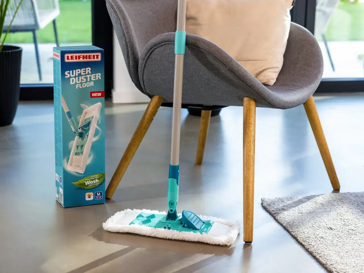 Zestaw Leifheit Super Duster Floor to idealne rozwiązanie, czym myć parkiet. Mop z mikrofibry skutecznie zbiera kurz.